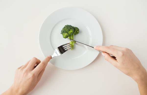 �^���̑O�ɋ������m�[���_�iCLA�j